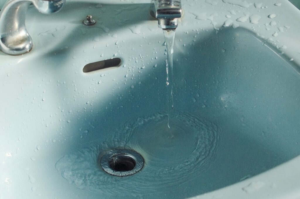 Comment déboucher une canalisation très bouchée : méthodes efficaces sans plombier
