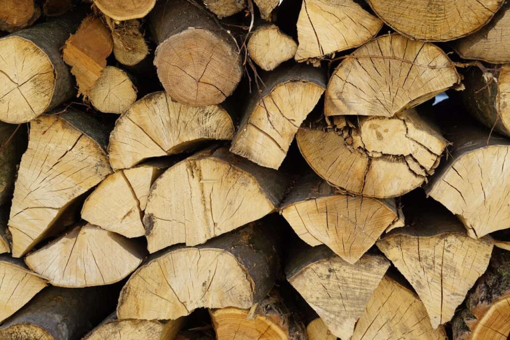 Prix d&rsquo;un stère de bois chêne 50 cm : tarifs actuels, livraison et erreurs à éviter