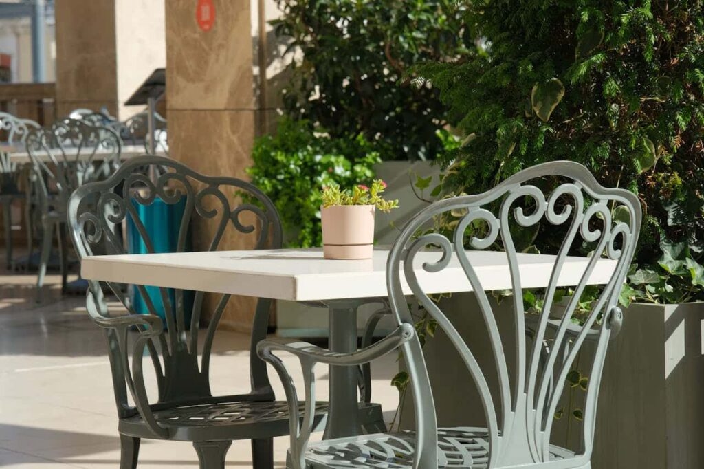 Terrasse en résine : avantages et inconvénients pour faire le bon choix en 2026