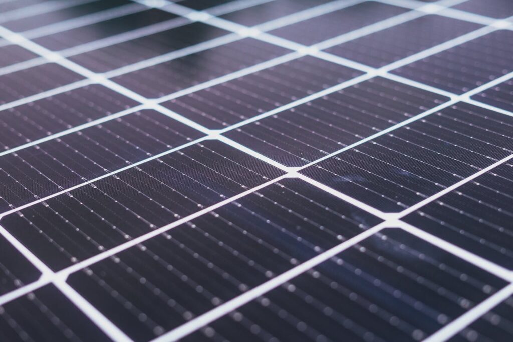 Comment calculer la production d&rsquo;un panneau solaire : méthode, variables et exemples 2026