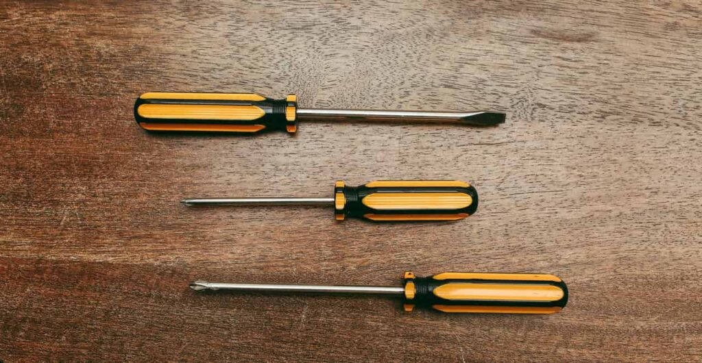 Comment serrer une vis qui tourne dans le vide dans le bois
